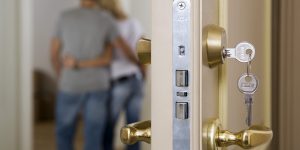 Par i lägenhet, dörr med nycklar